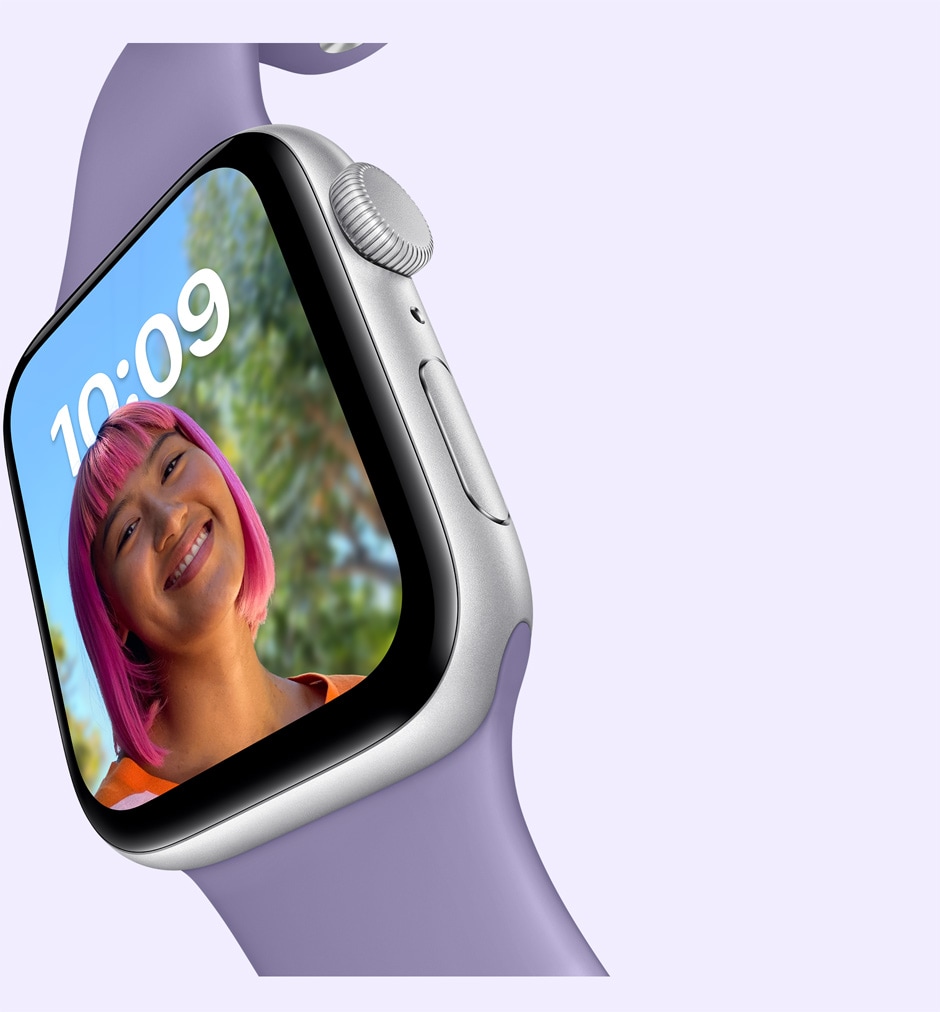 Apple Watch SE, Series 3’ün ekranından %30’un üzerinde daha büyük bir Retina ekrana sahip. Ayrıca, Series 3’teki S3’e kıyasla iki kata kadar daha hızlı, 64 bit çift çekirdekli işlemciye sahip S5 SiP ile sunuluyor. Hepsi, daha fazlasından güç alarak daha fazlasını yapabilmeniz için.